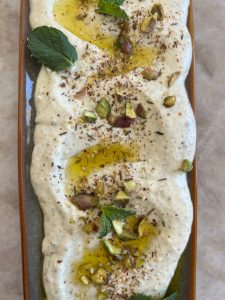 Crème de feta aux pistaches et au zaatar, filet d’huile d’olive Grèce Émile Noël