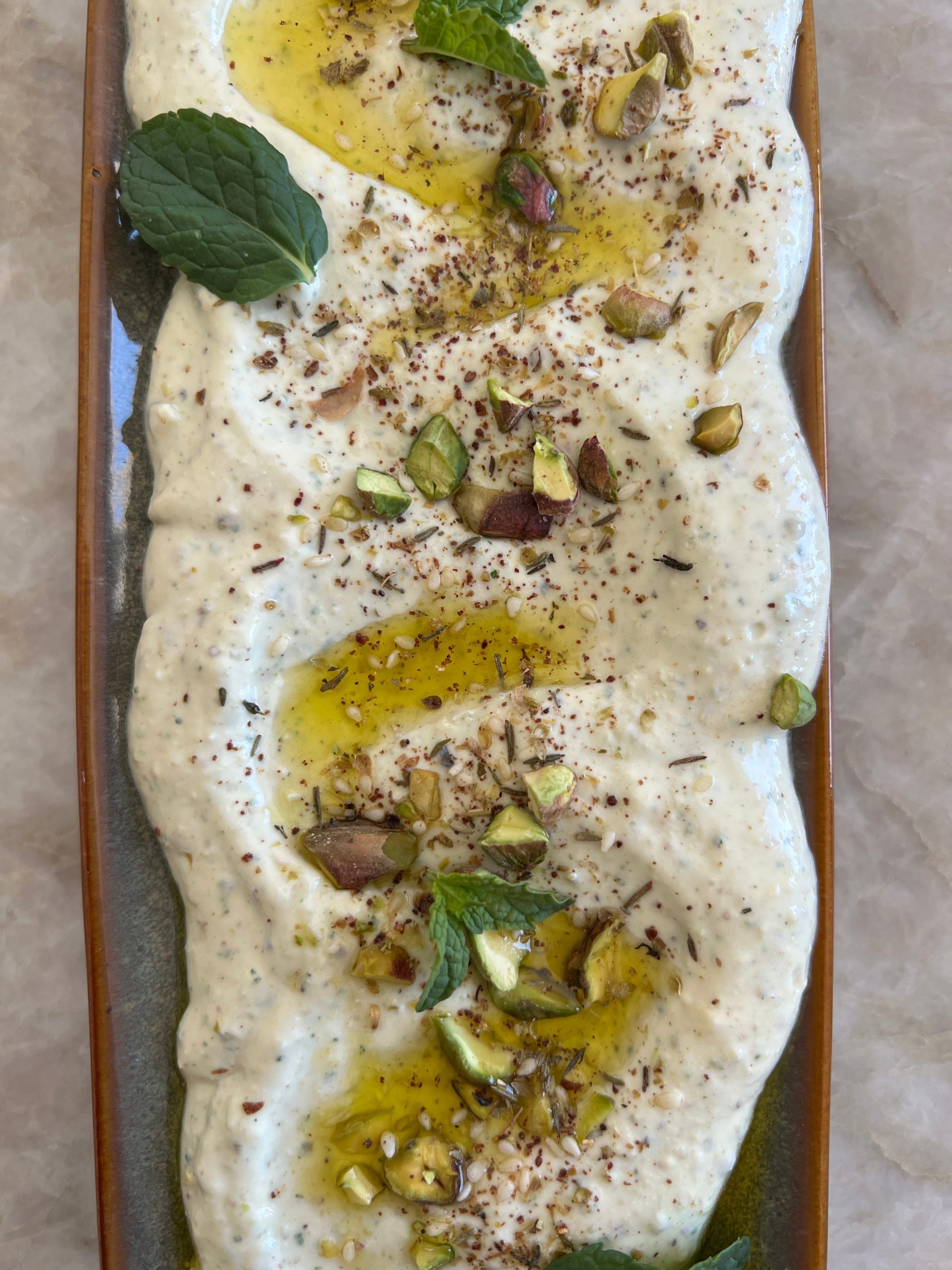 Crème de feta aux pistaches et au zaatar, filet d’huile d’olive Grèce Émile Noël