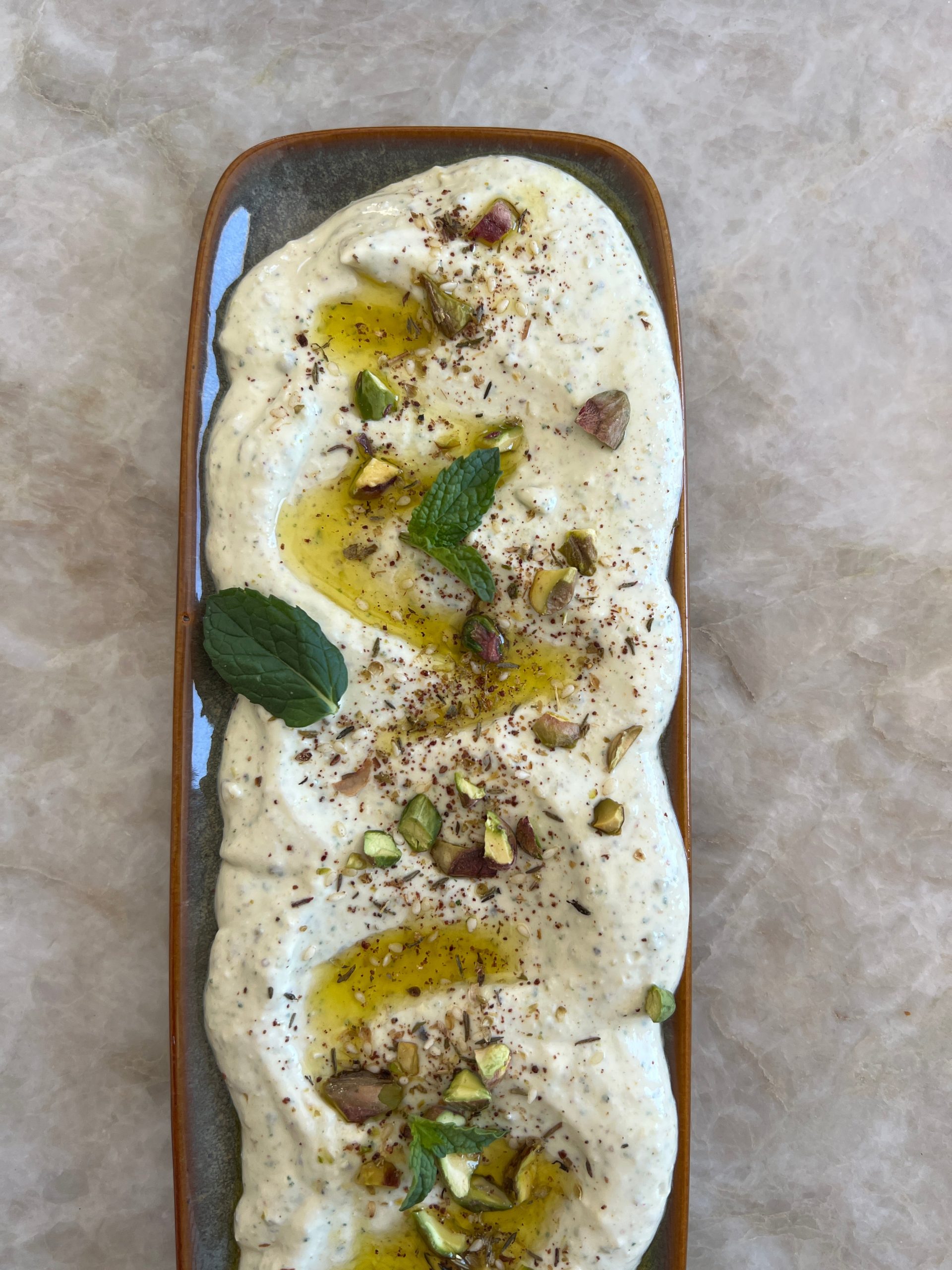 Crème de feta aux pistaches et zaatar servie avec du pain grillé